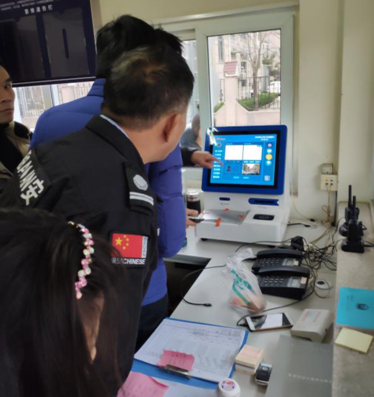 在小區(qū)出入時(shí)，悅訪客，訪客機(jī)登記訪客信息跟手工登記哪個(gè)好?